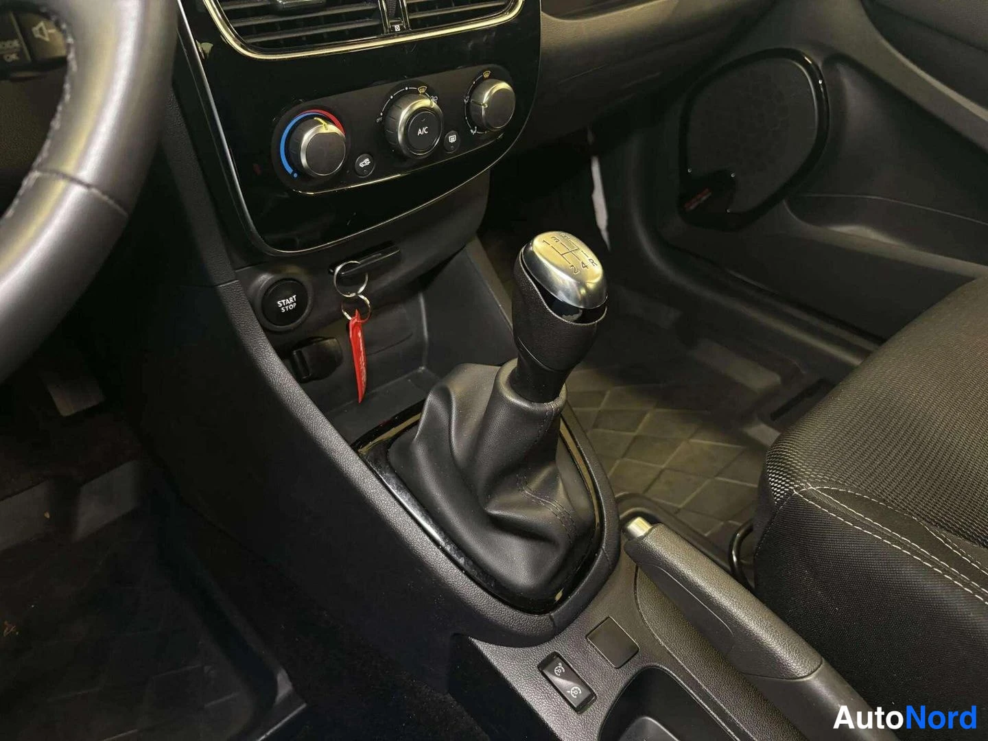 Valkoinen Renault Clio 2018, kuva 17