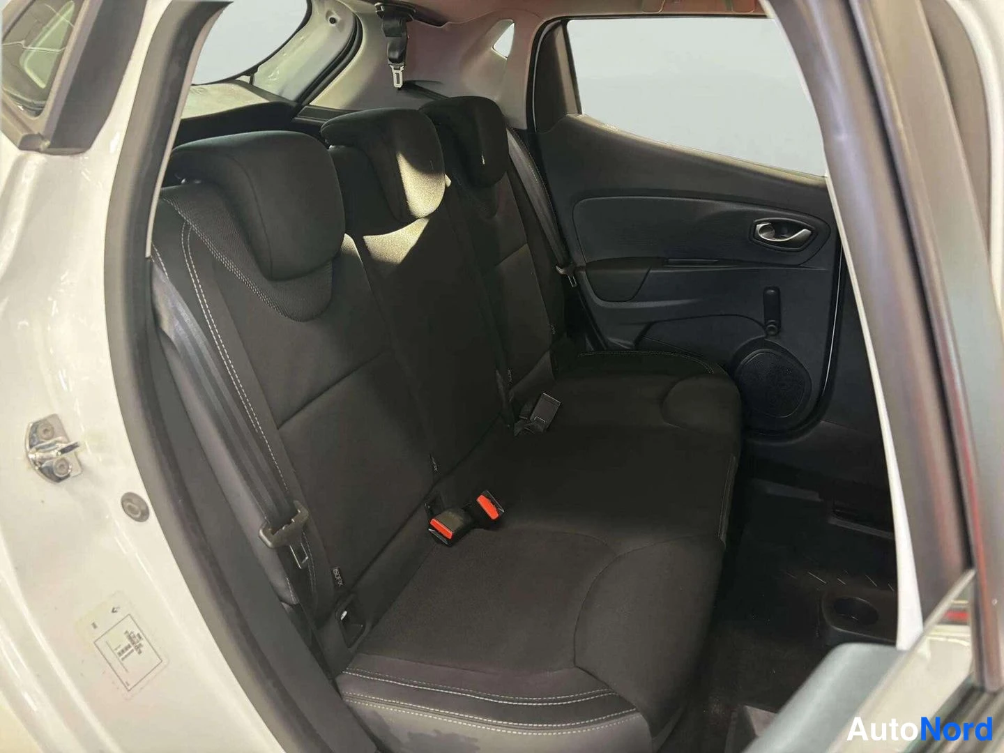 Valkoinen Renault Clio 2018, kuva 19