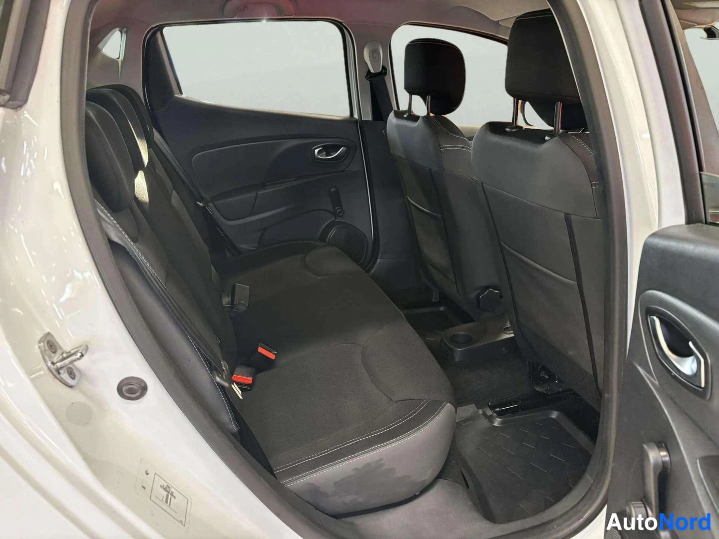 Valkoinen Renault Clio 2018, kuva 20