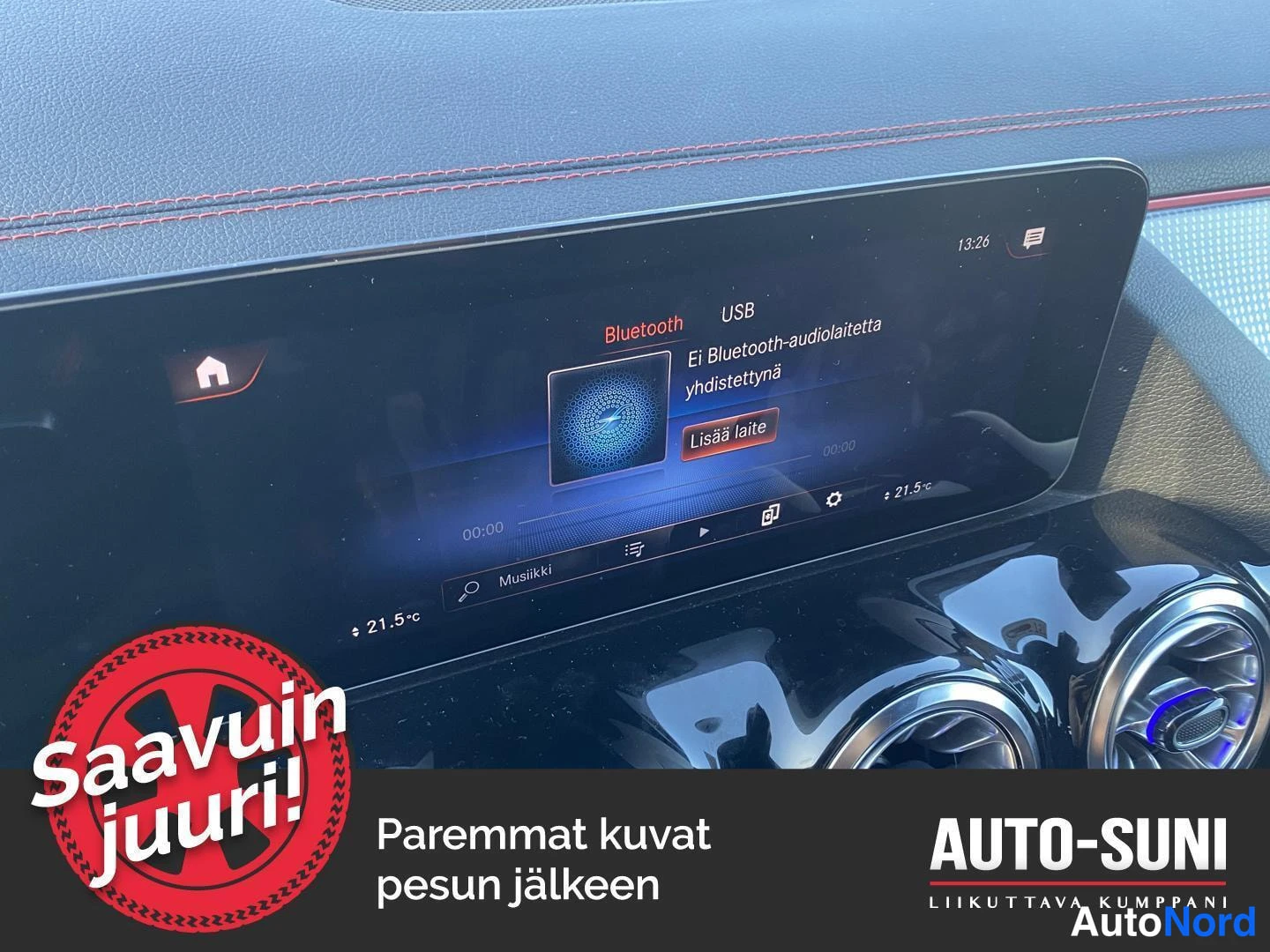 Muu: Kojelaudan näyttö median lähteä vaihdettaessa, Bluetooth ja USB -vaihtoehdot sekä teksti Ei Bluetooth-audiolaitetta yhdistettyä näkyvät ruudulla.