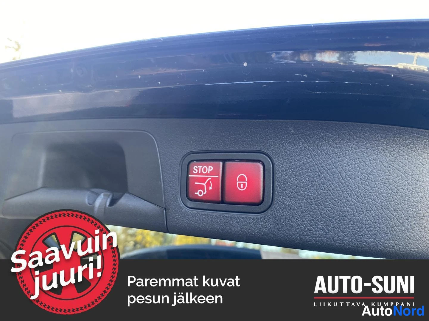 Yksityiskohta: Mercedes-Benz EQA:n takaosan sisäpuoli, punainen STOP-painike ja lukituspainike takaluukun panelissa.