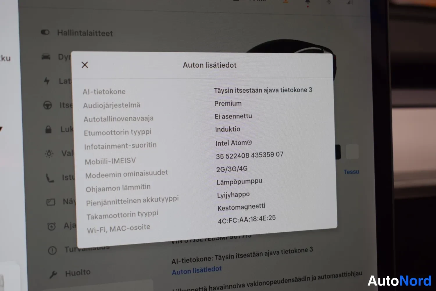 Muu: Auton näytöltä avattu Auton lisätiedot -ikkuna, jossa lukee mm. Täysin itsestään ajava tietokone 3, Premium audiojärjestelmä ja Lämpöpumppu.