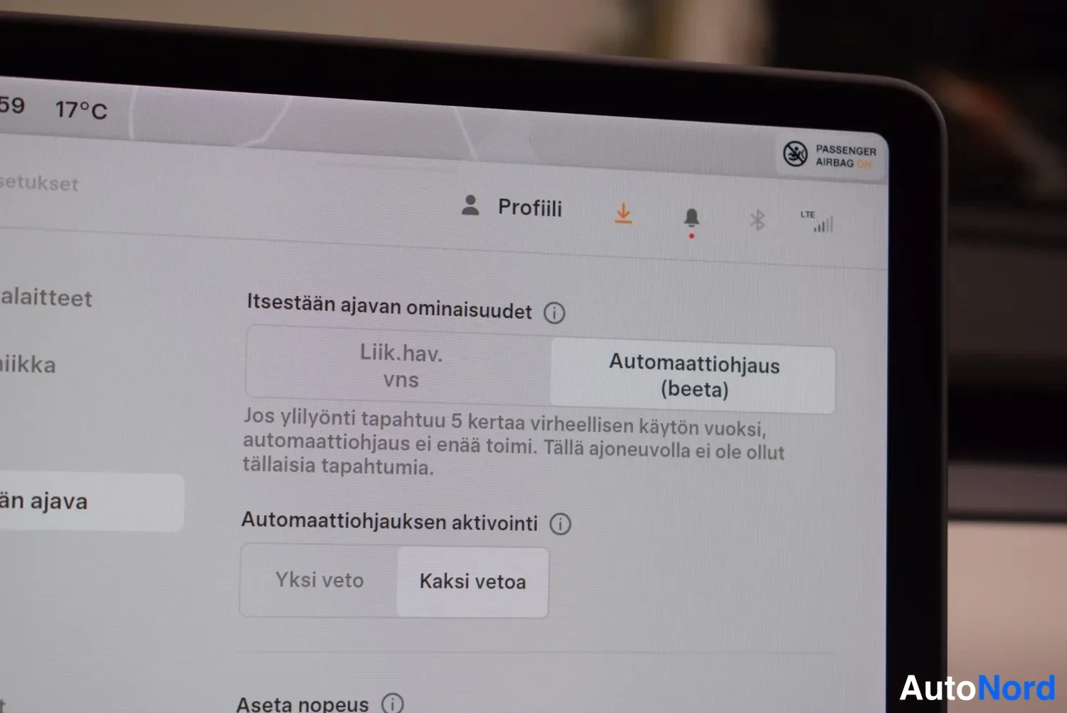 Muu: Tesla-näytön Profiili-sivulla Itseltään ajavan ominaisuudet -asetus, Automaattiohjaus (beeta) valittuna ja aktivaatioksi valittuna Kaksi vetoa.
