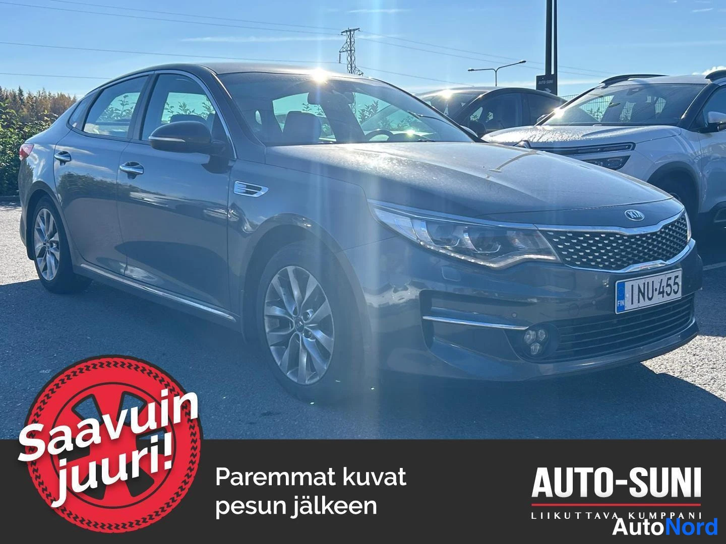 Etuviisto, nokka oikealle: Kia Optima -sedanin etukulmakuva oikealta, tummanharmaa kori, rekisteritunnus