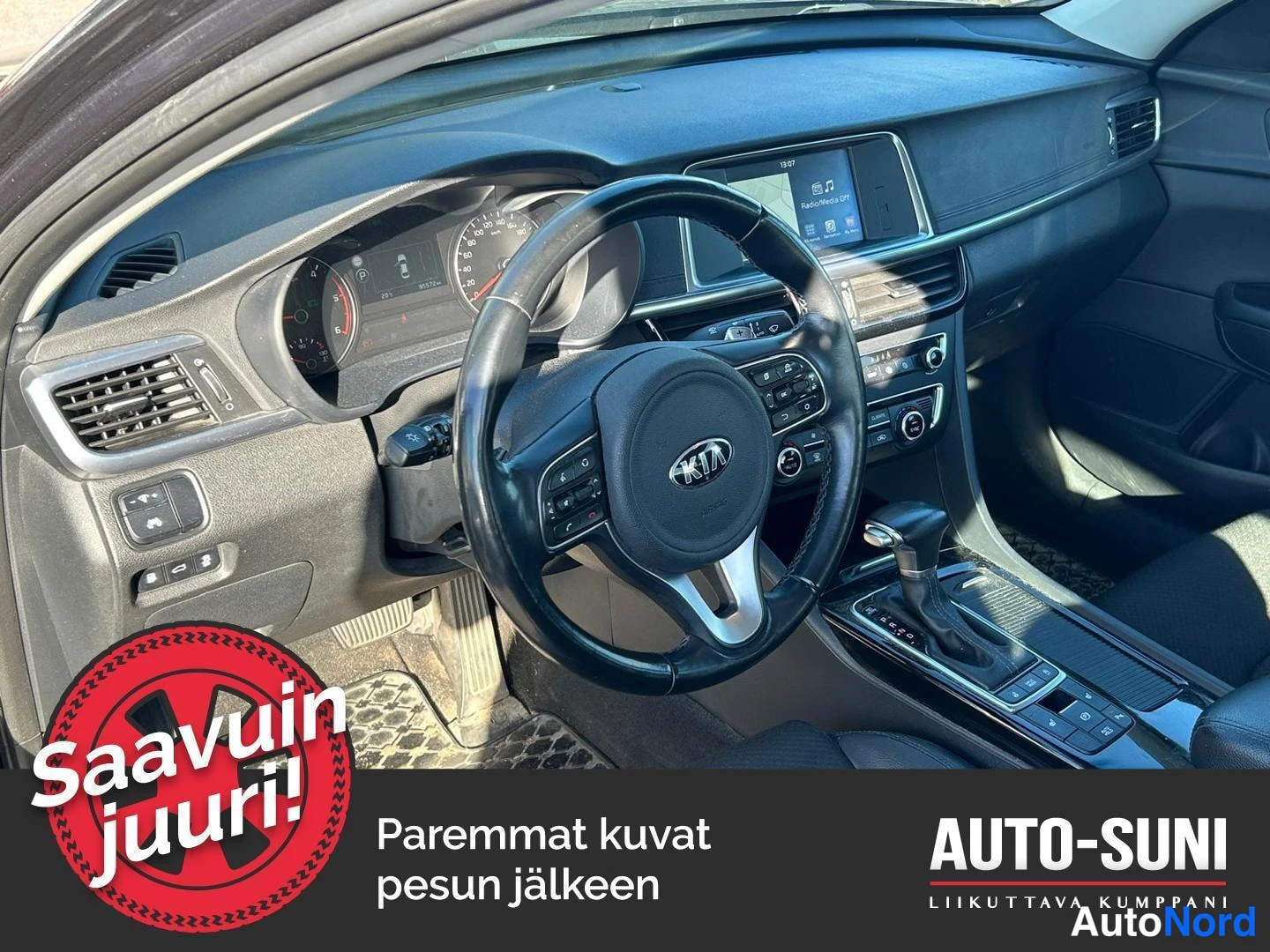 Muu: Kia Optiman ohjaamo: ohjauspyörä, kojetaulu,infonäyttö ja automaattivaihteen valitsin