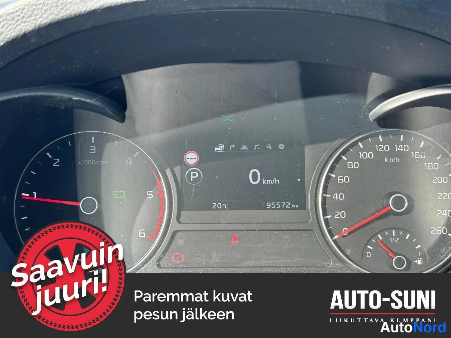 Sivulta: kojelauta näyttää nopeuden 0 km/h, mittarilukeman 95 572 km ja lämpötilan 20 astetta