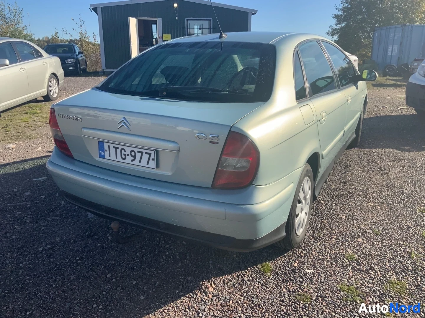 Takaviisto: Citroën C5 viistoperä takaapäin kolmannelta sivulta; takavalot, C5-merkintä ja rekisteritunnus näkyvät, auton alla kelausvaijeri.