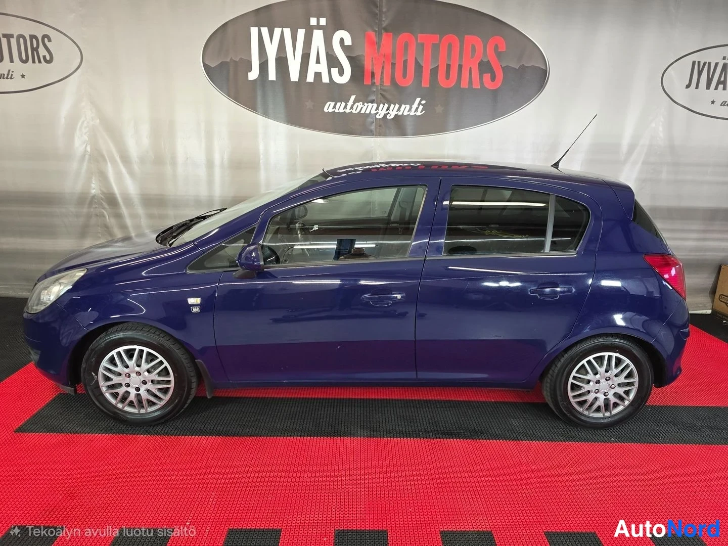 Sininen Opel Corsa 2011, etuviisto, keula vasemmalle, kuva 2