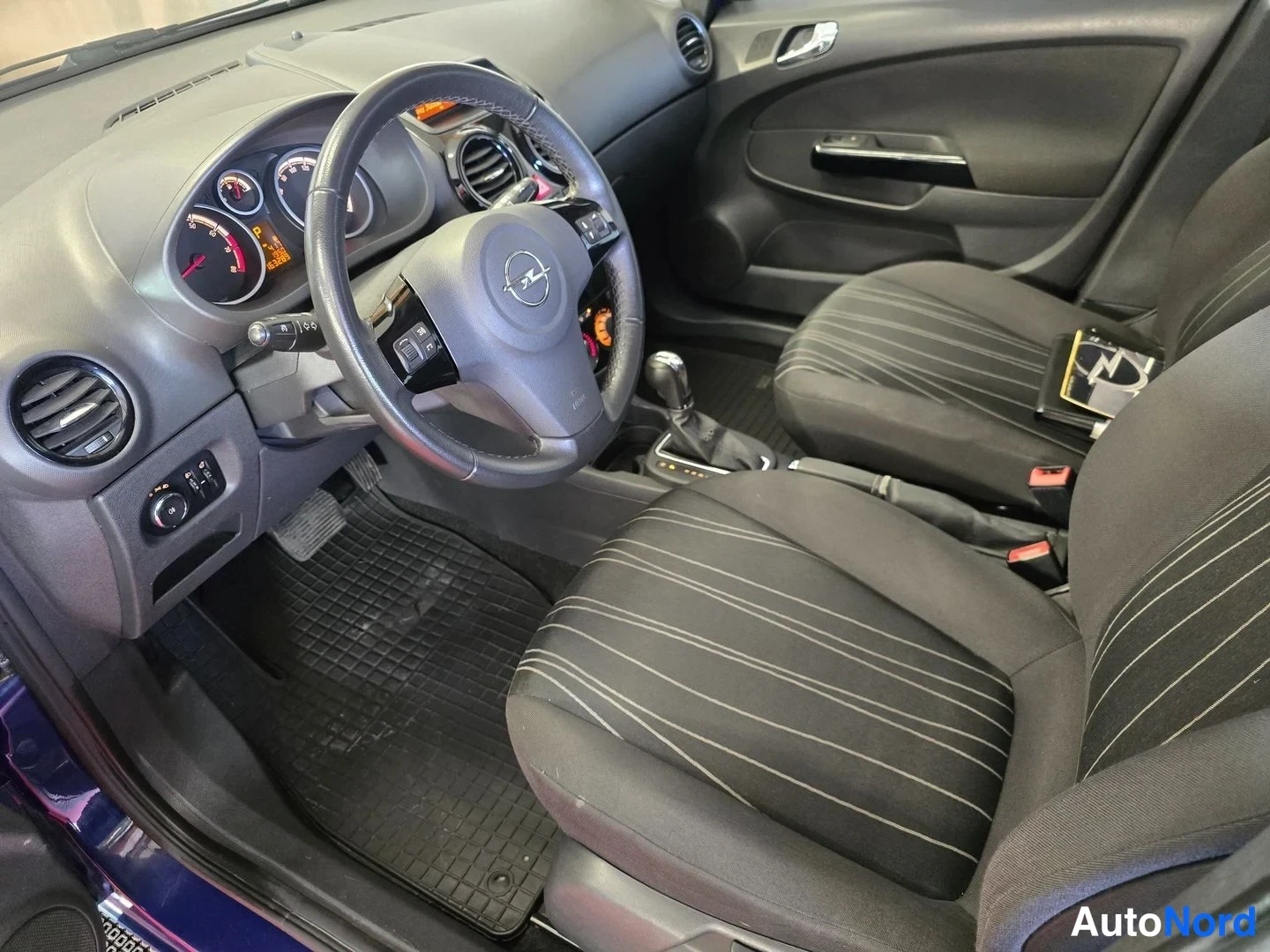Sininen Opel Corsa 2011, yksityiskohta, kuva 7