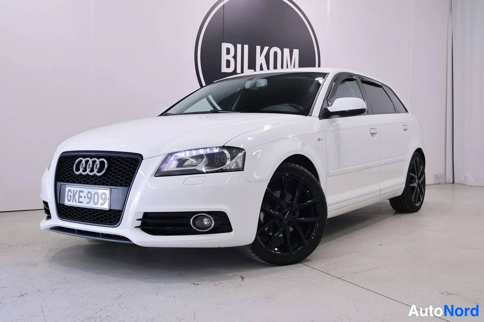 Valkoinen Audi A3 2012, etuviisto, keula vasemmalle, kuva 2
