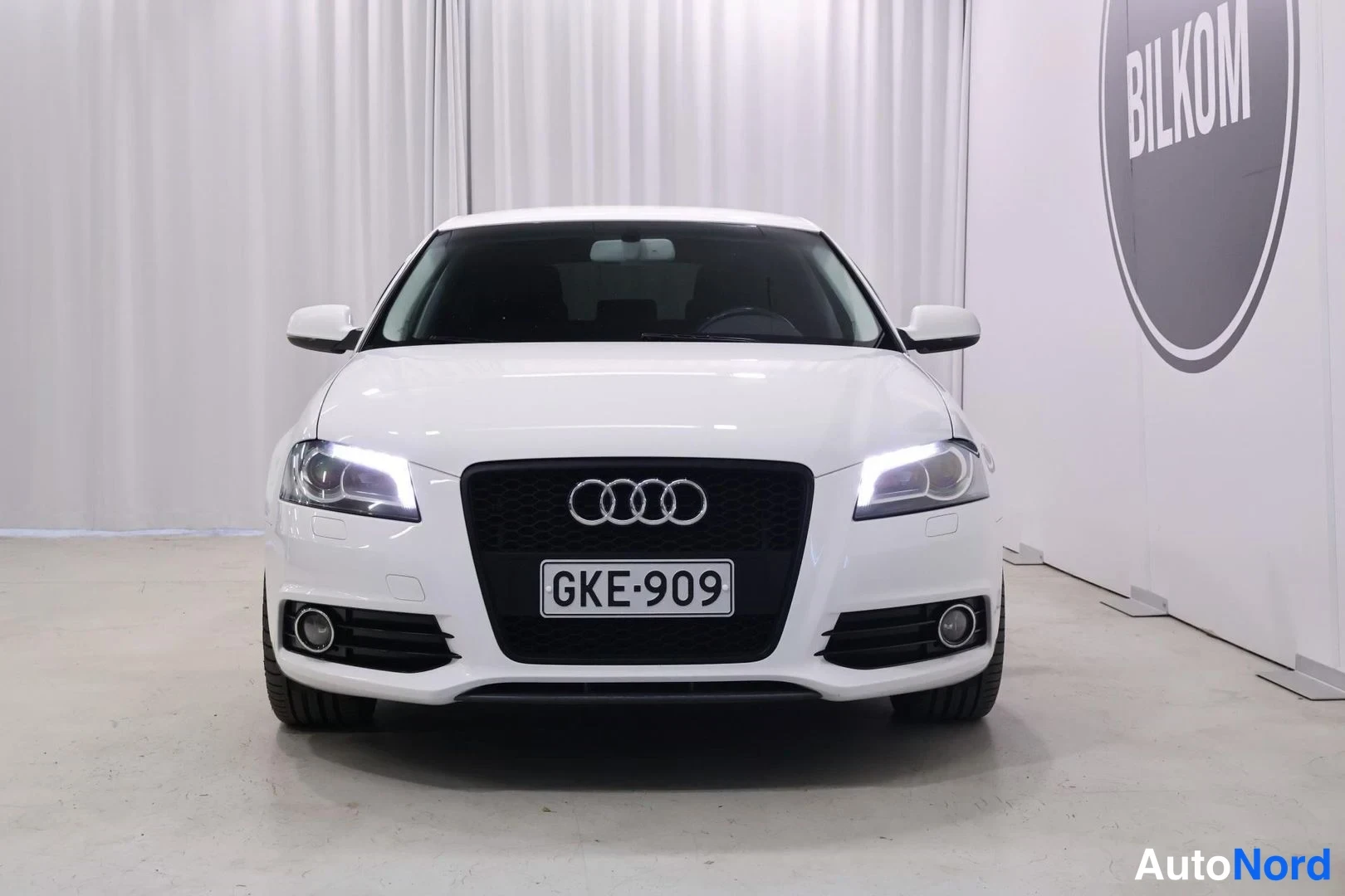 Valkoinen Audi A3 2012, edestä, kuva 6