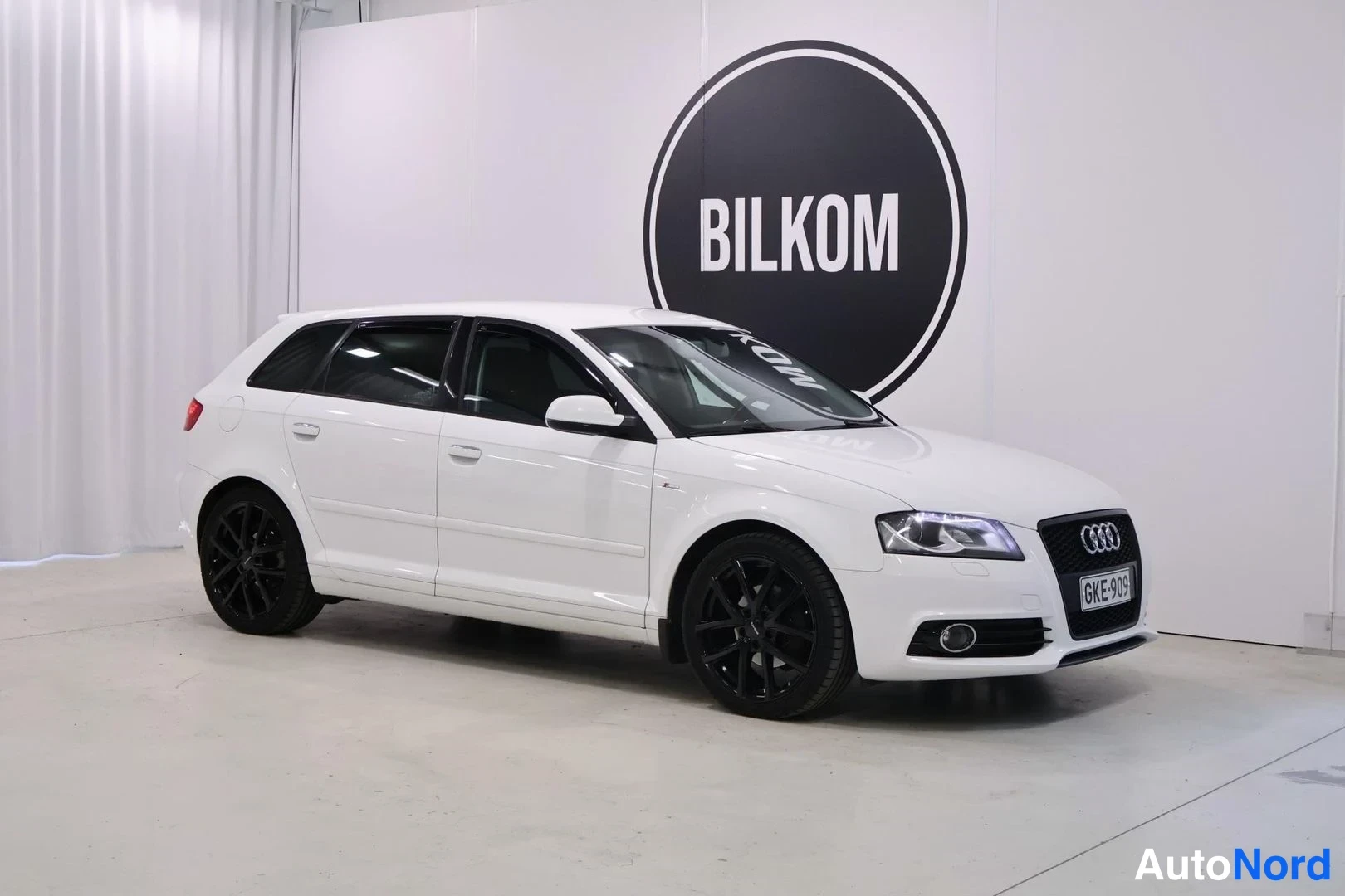 Valkoinen Audi A3 2012, etuviisto, keula oikealle, kuva 3