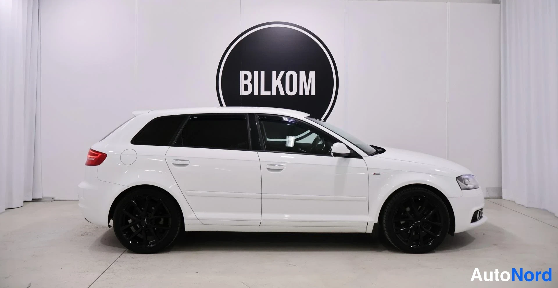 Valkoinen Audi A3 2012, etuviisto, keula oikealle, kuva 4