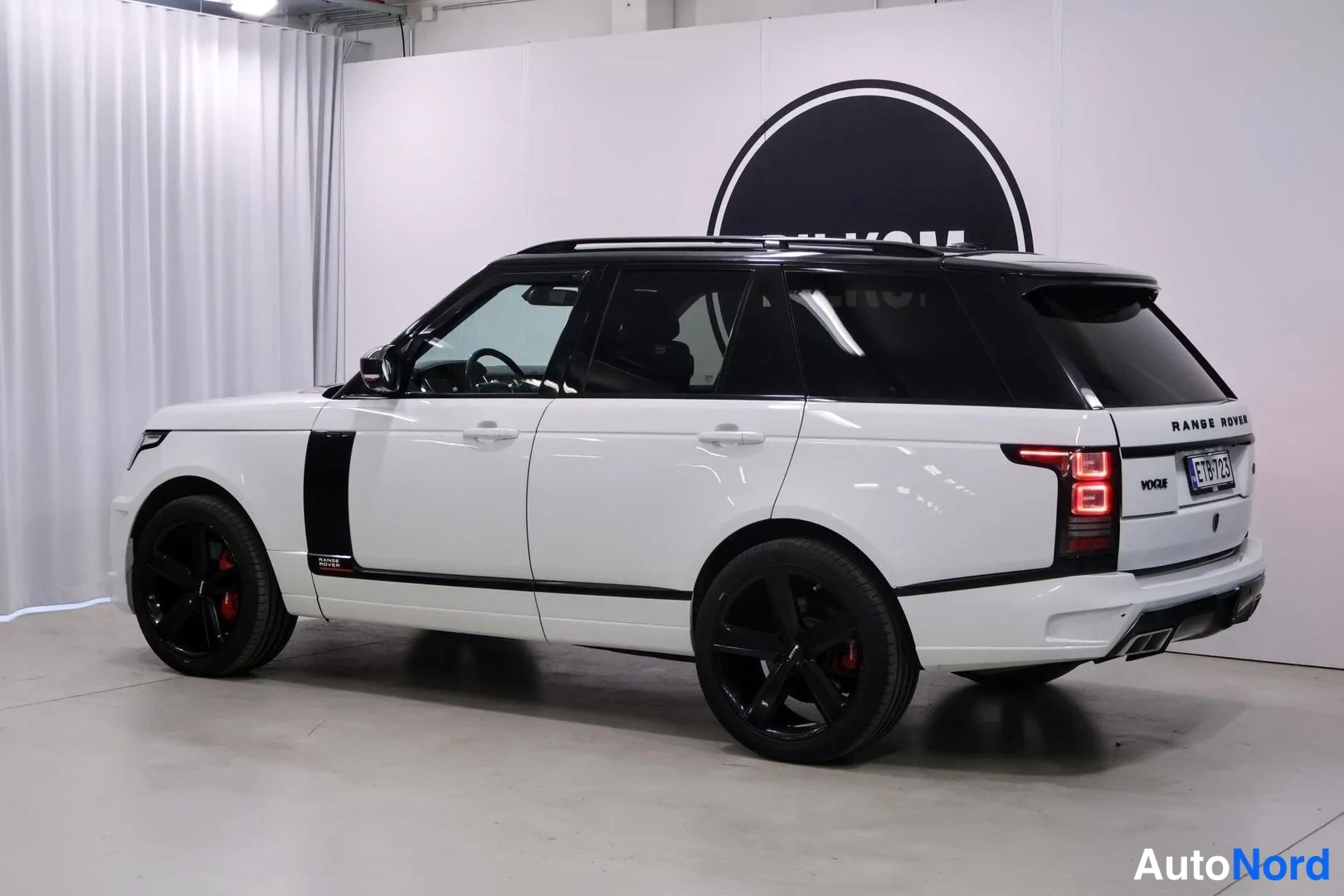 Takaviisto: Valkoinen Range Rover takakulmasta oikealta, rekisteritunnus.