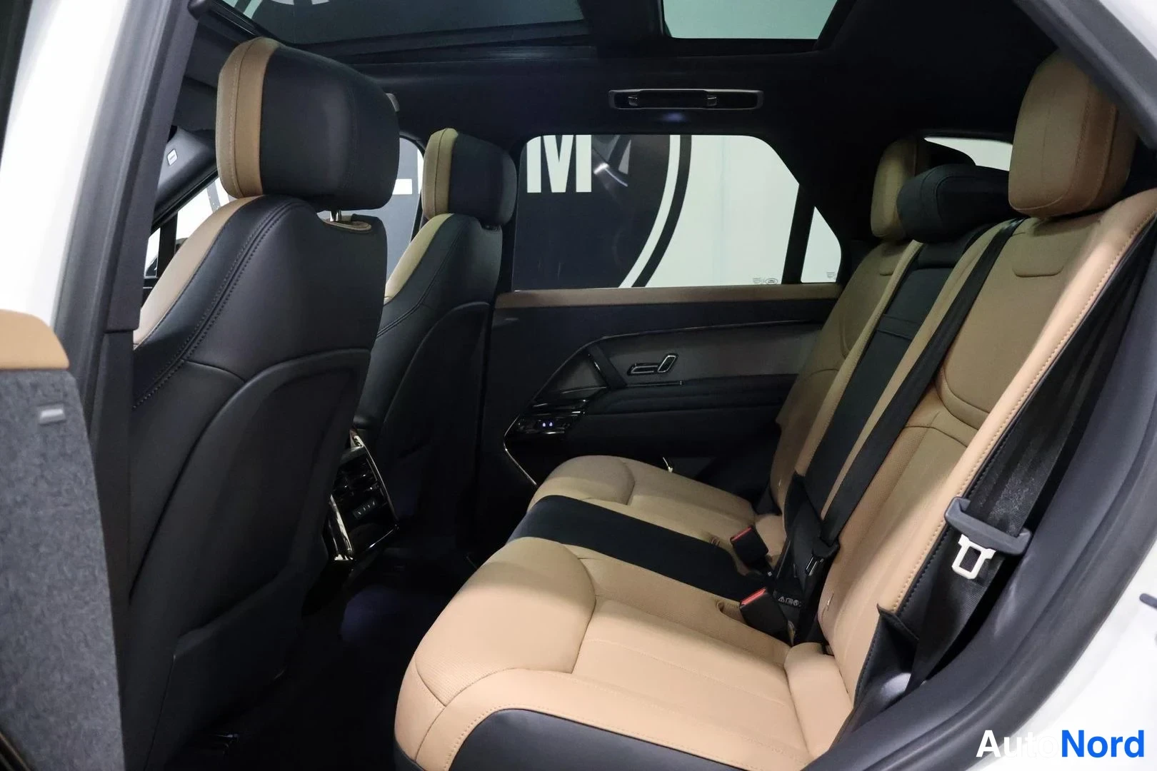 Valkoinen Land Rover Range Rover Sport 2025, takaistuimet, kuva 13
