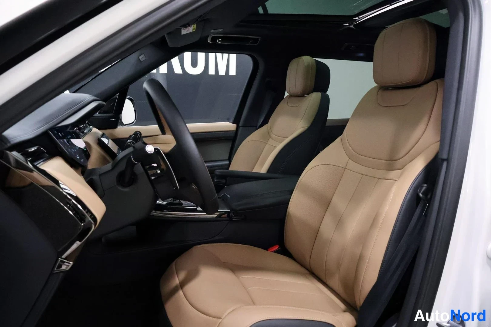 Valkoinen Land Rover Range Rover Sport 2025, etuistuimet, kuva 11