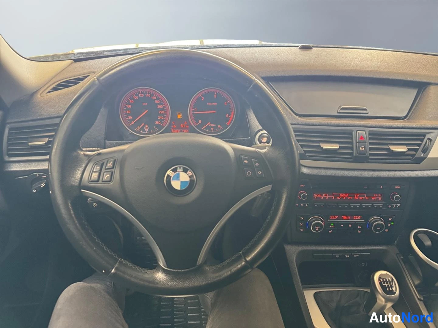 Muu: Ohjaamo vasemmalta: BMW-ohjauspyörä, mittaristo ja keskitaso radio- ja ilmastointinäytöineen, vaihteenkeksi manuaalivaihteistoon.