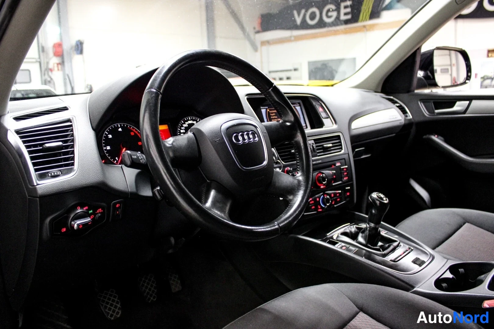Musta Audi Q5 2011, ohjaamo, kuva 10