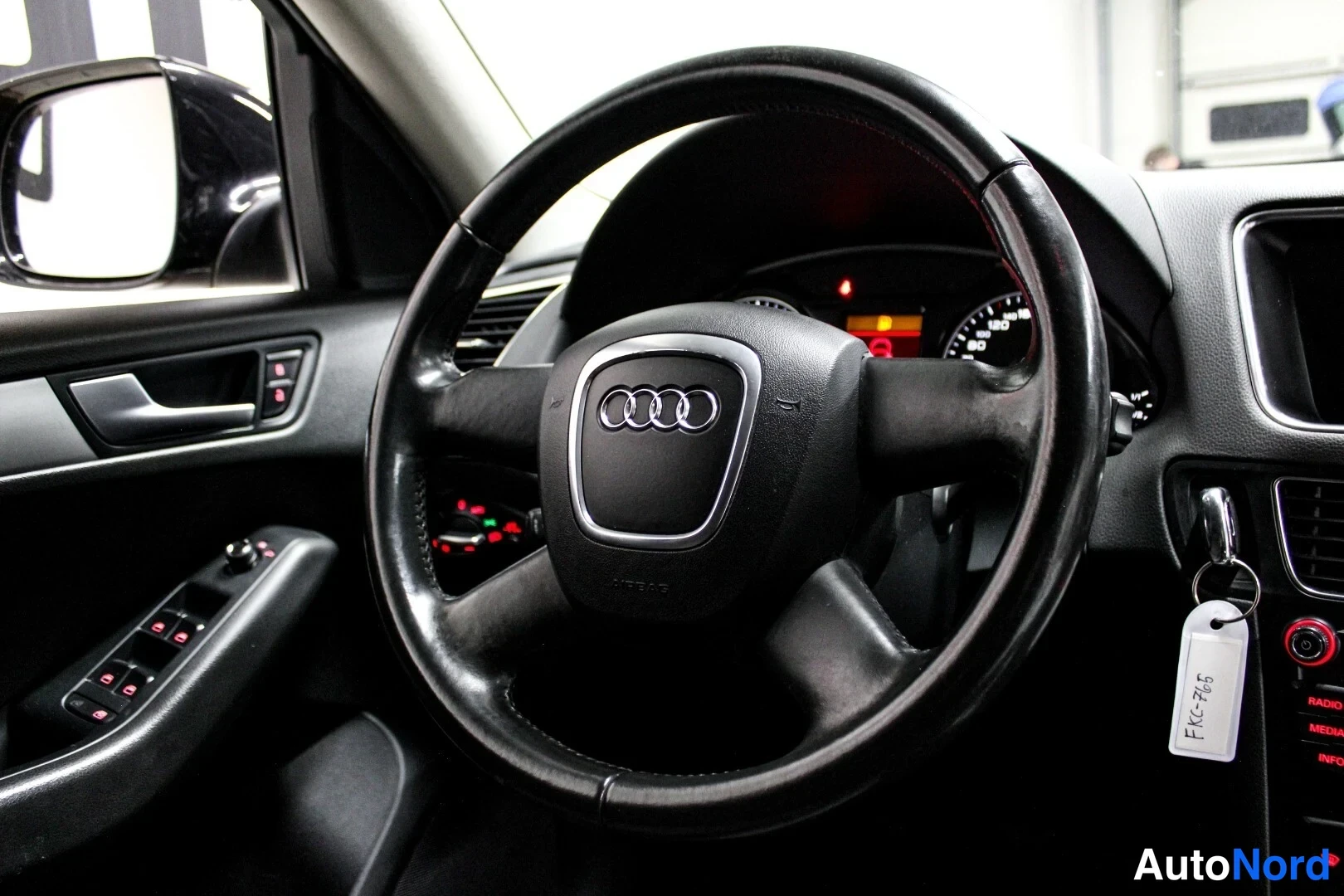 Musta Audi Q5 2011, yksityiskohta, kuva 16