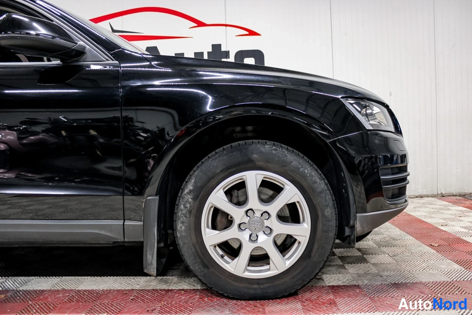 Musta Audi Q5 2011, etuviisto, keula oikealle, kuva 3