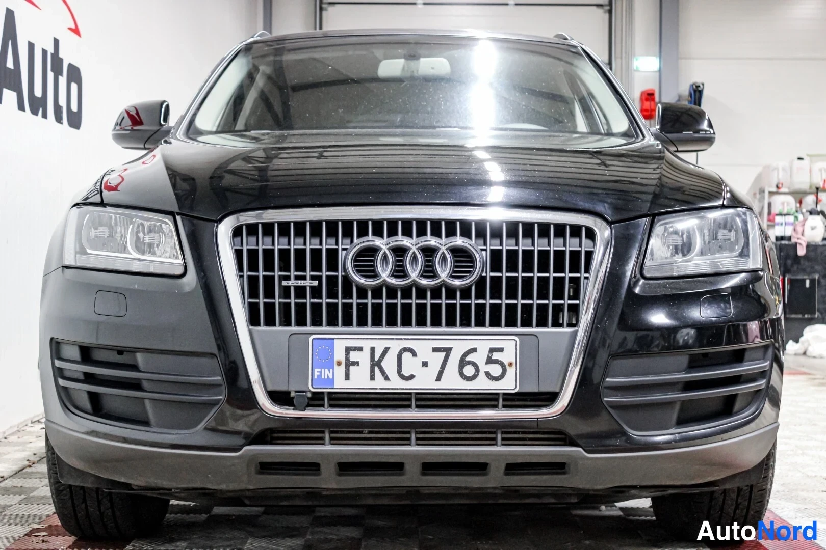 Musta Audi Q5 2011, edestä, kuva 4