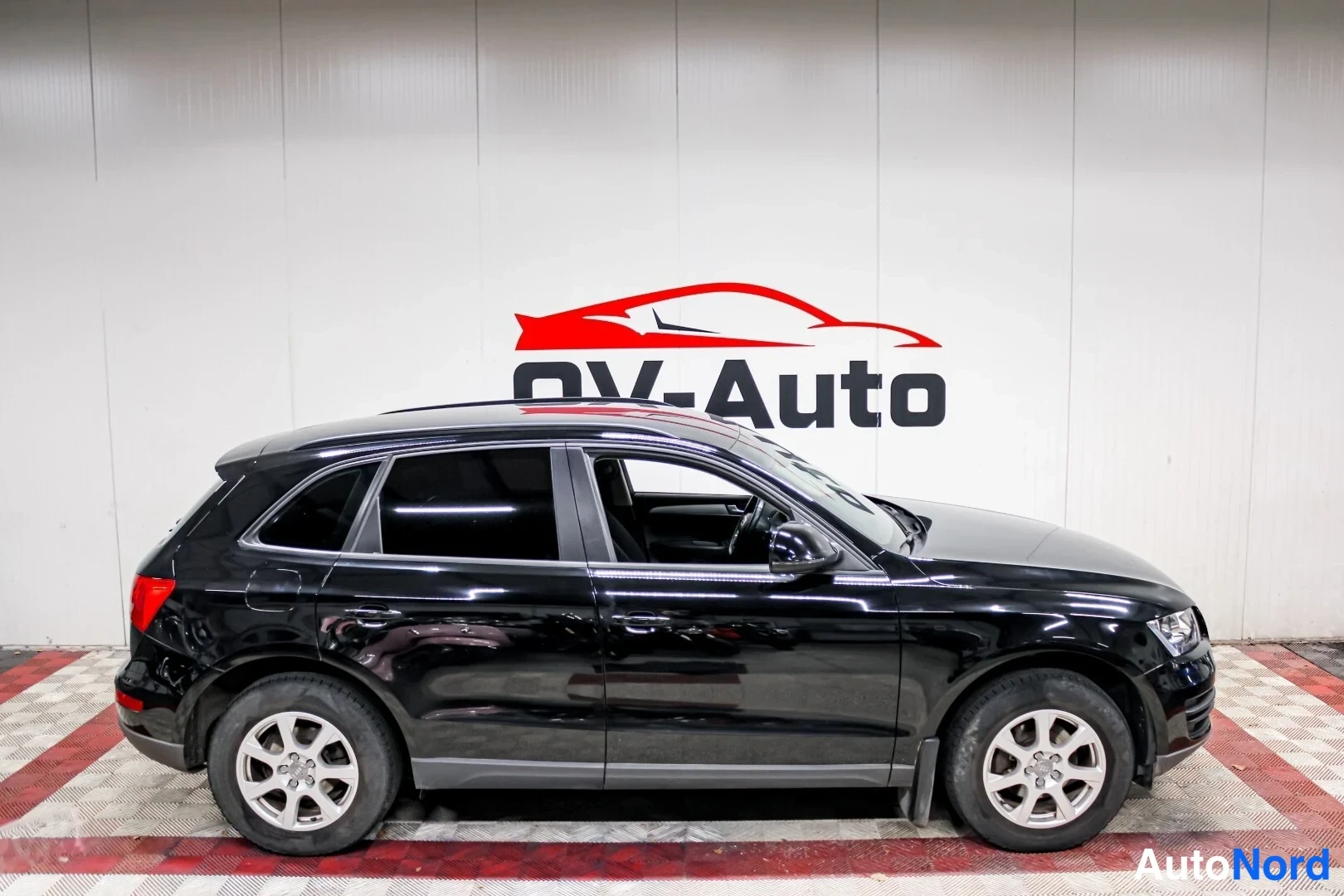 Musta Audi Q5 2011, sivulta, kuva 5