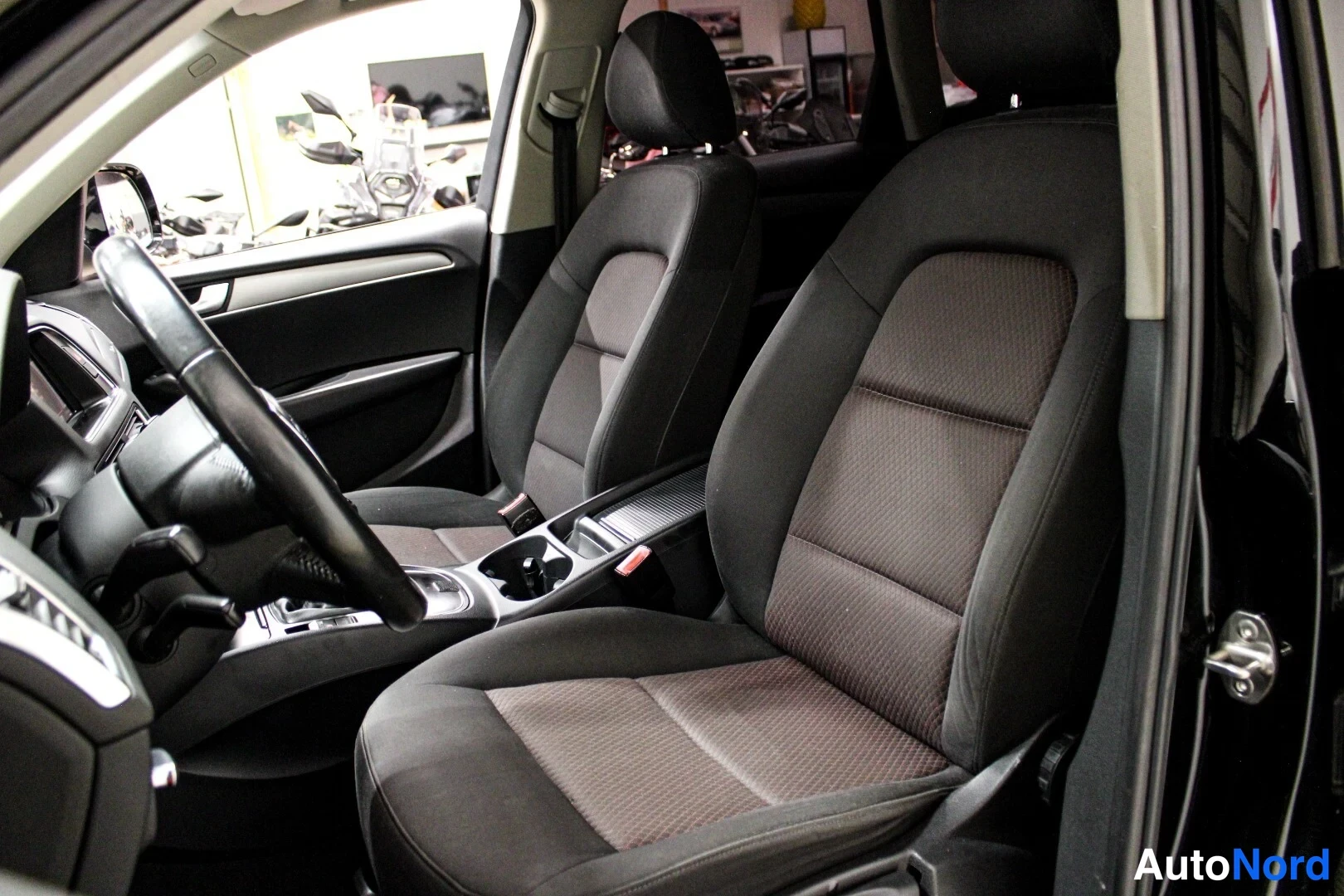 Musta Audi Q5 2011, etuistuimet, kuva 13