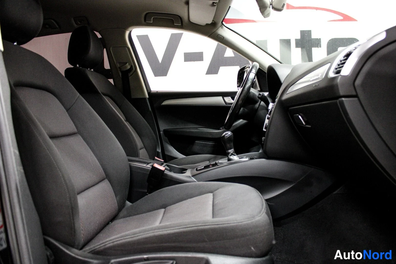 Musta Audi Q5 2011, ohjaamo, kuva 9