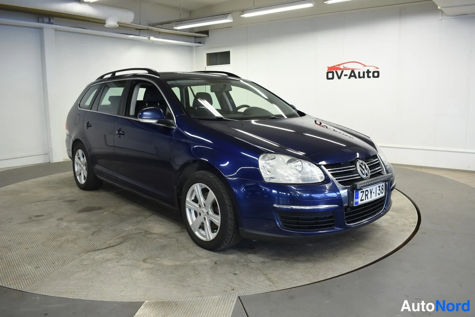 Sininen Volkswagen Golf Variant 2008, etuviisto, keula oikealle, kuva 3