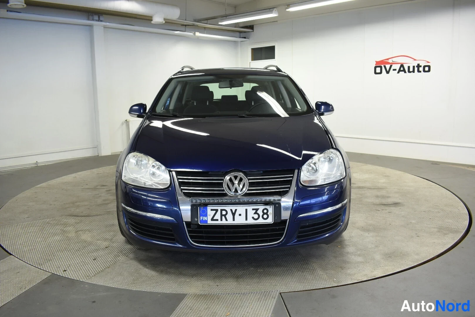Sininen Volkswagen Golf Variant 2008, edestä, kuva 5