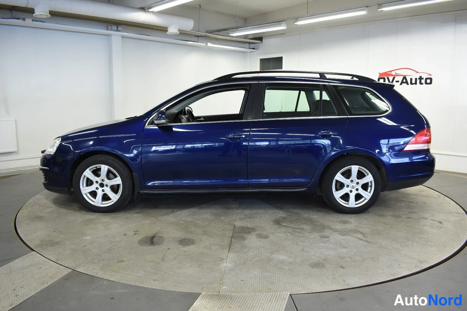 Sininen Volkswagen Golf Variant 2008, etuviisto, keula vasemmalle, kuva 2