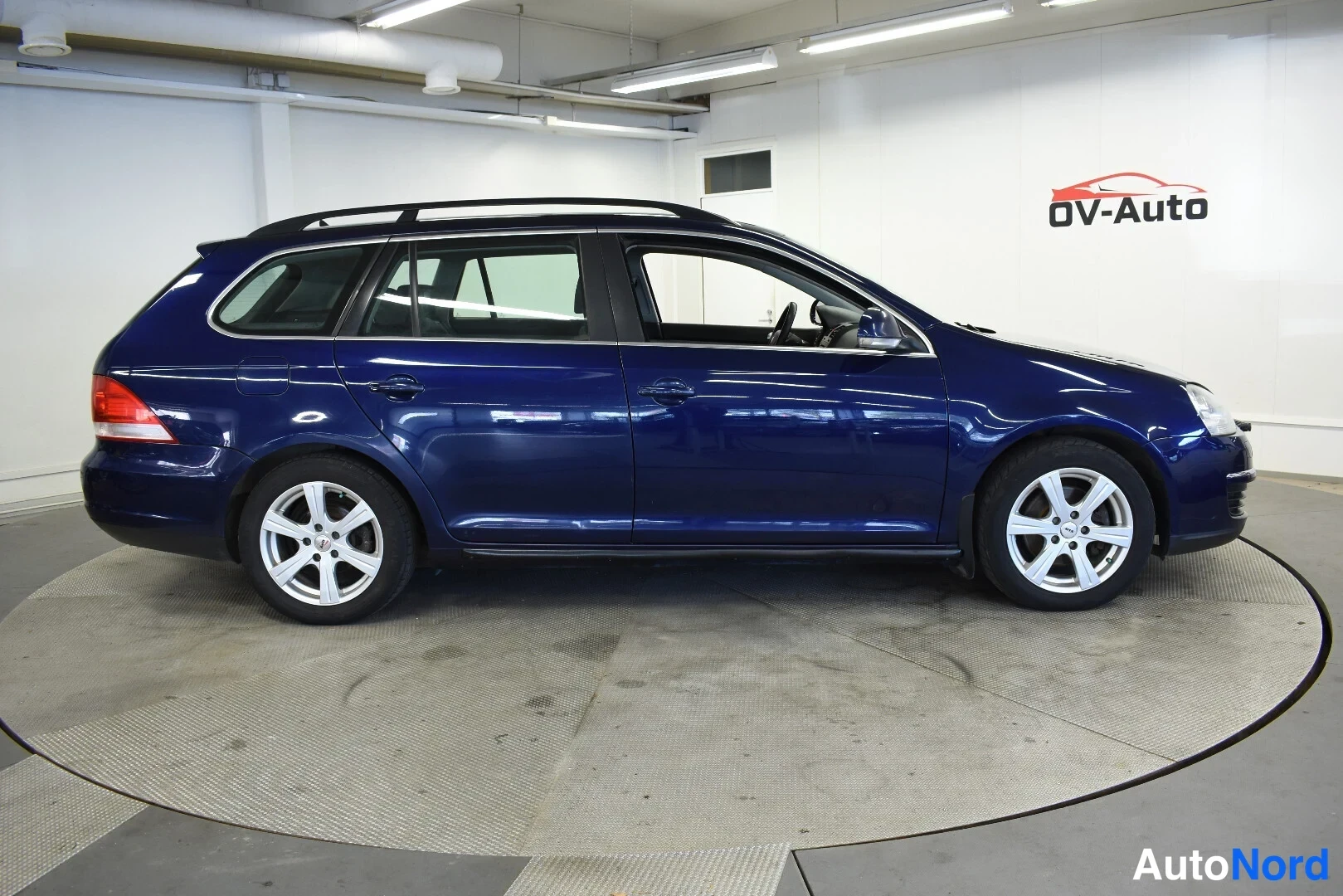 Sininen Volkswagen Golf Variant 2008, etuviisto, keula oikealle, kuva 4