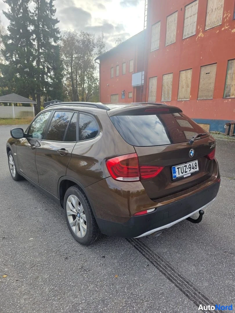 Takaviisto: Ruskean BMW X1:n takakulman kuva, rekisteritunnus.