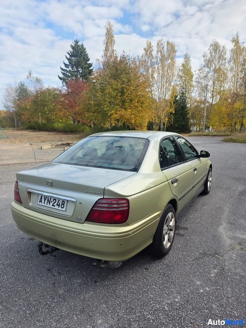 Takaviisto: Vaaleanvihreä Honda Accord -sedan takakolmanneksen kuvattuna; takapaneeli ja kylki näkyvät, rekisteri, taakse kytketty luku.