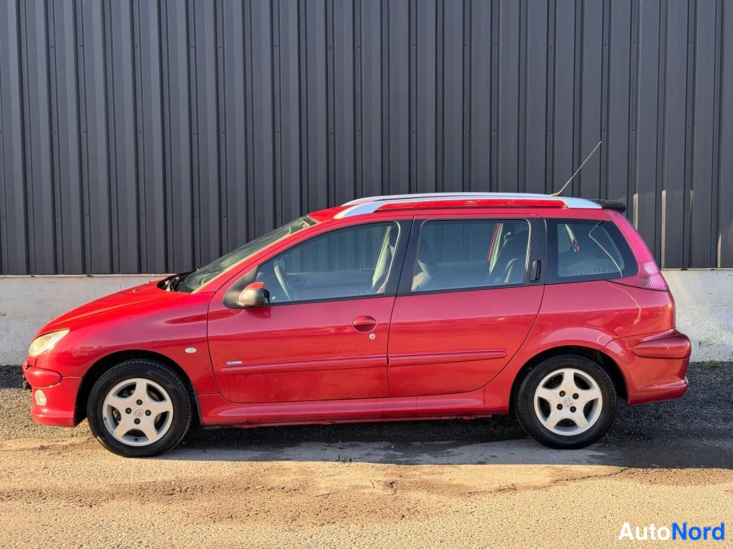 Punainen Peugeot 206 2005, sivulta, kuva 4