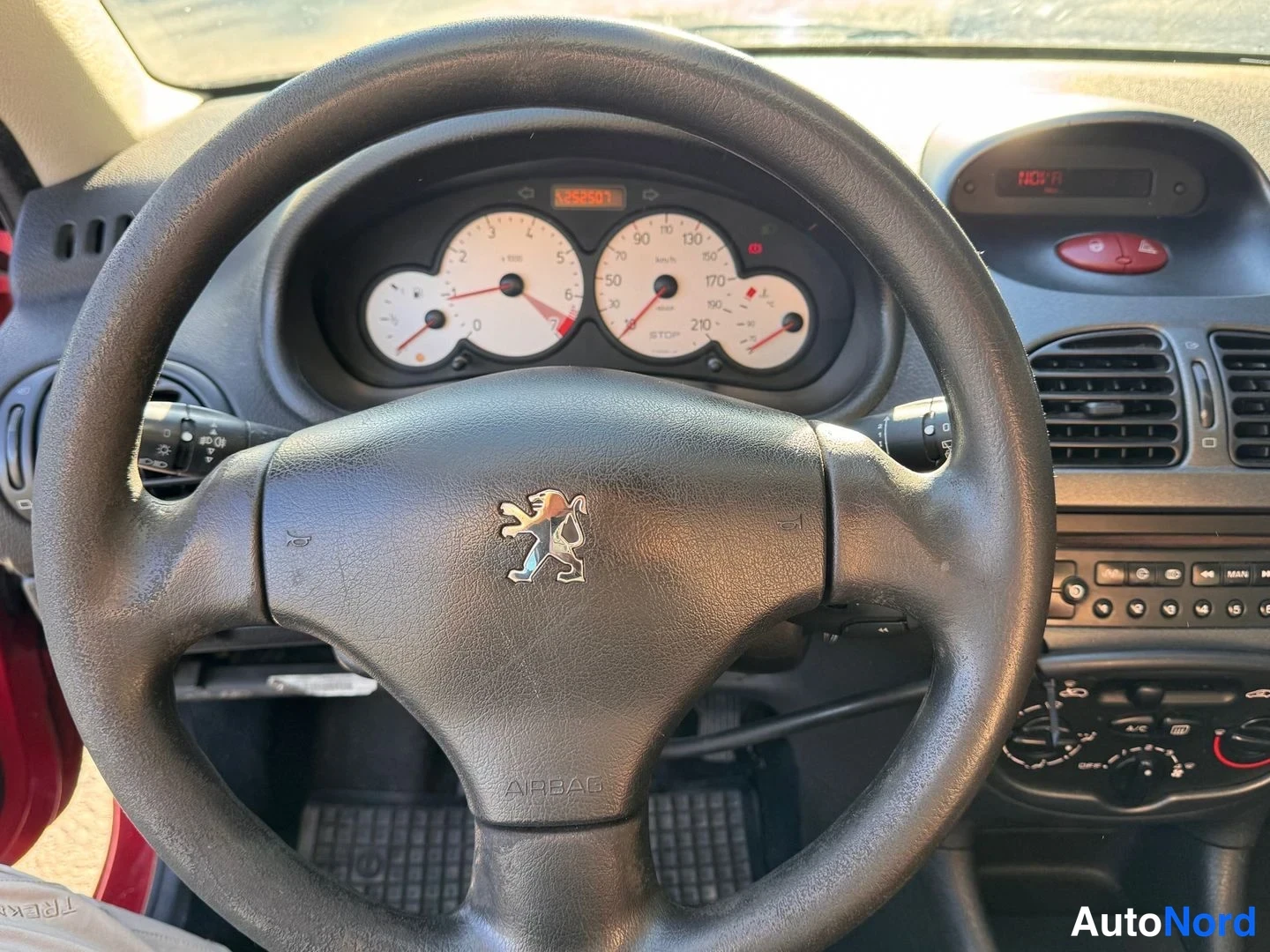 Punainen Peugeot 206 2005, sivulta, kuva 5