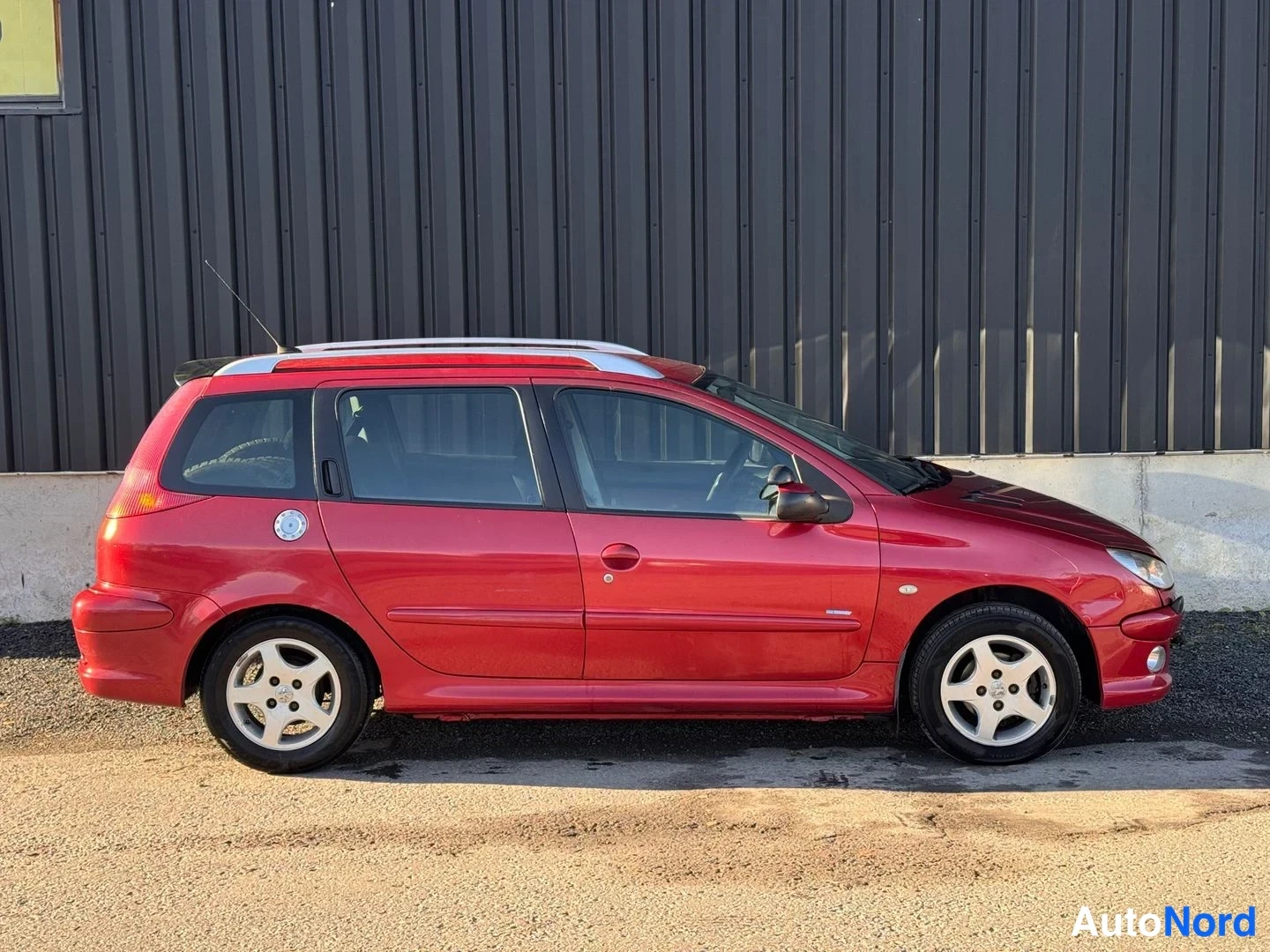 Punainen Peugeot 206 2005, etuviisto, keula oikealle, kuva 3