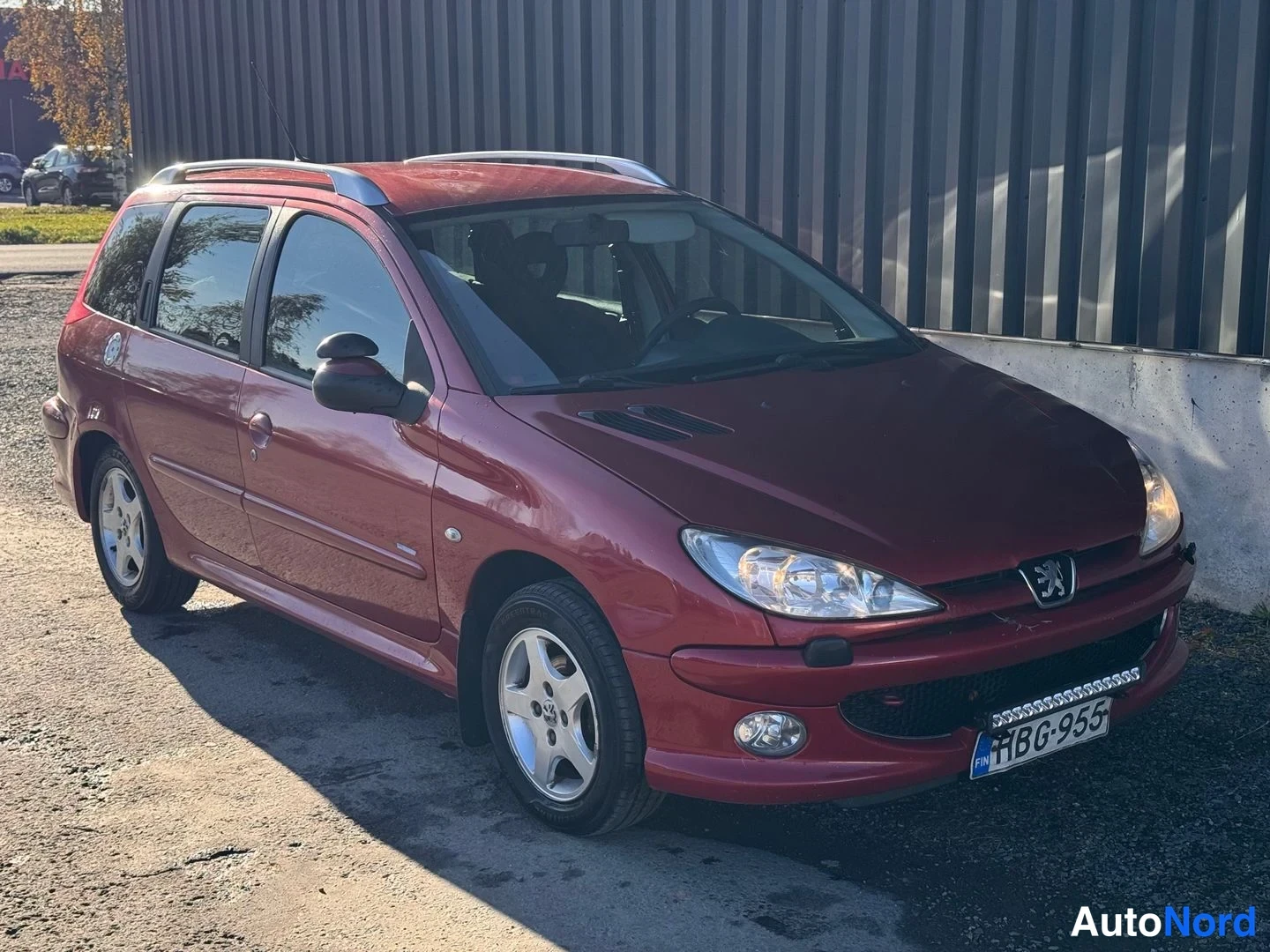Punainen Peugeot 206 2005, etuviisto, keula oikealle, kuva 2