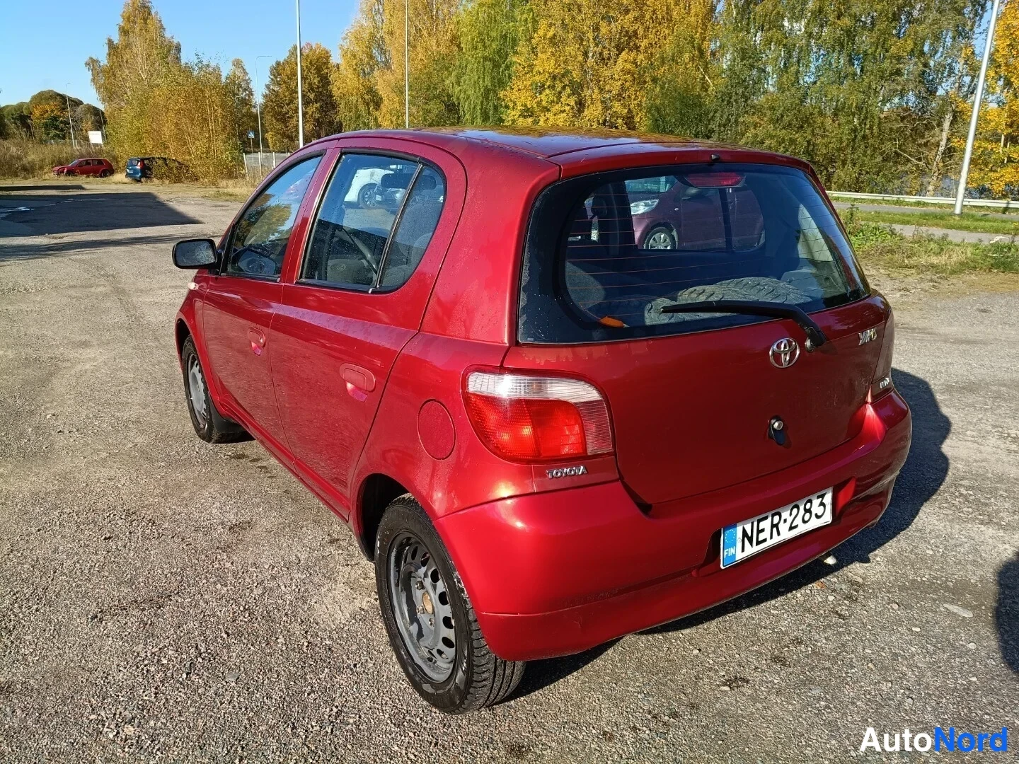 Takaviisto: Punainen Toyota Yaris takakulmasta, rekisteritunnus