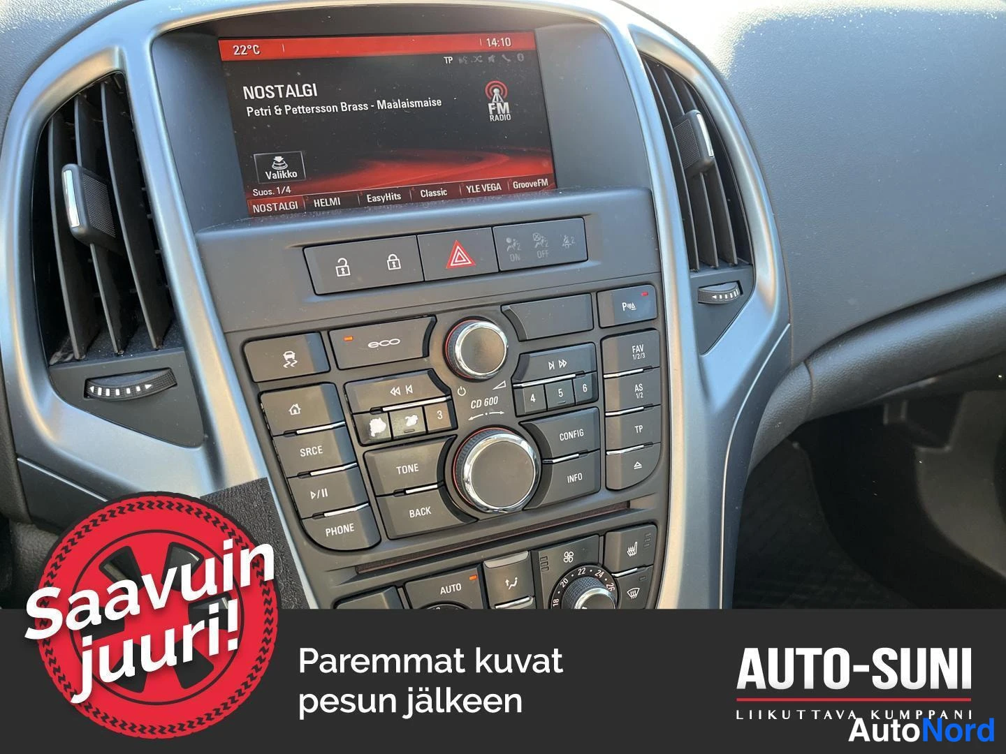 Muu: Keskinäytön ja keskikonsolin lähikuva; näytöllä NOSTALGI-radioasema ja '22°C'.