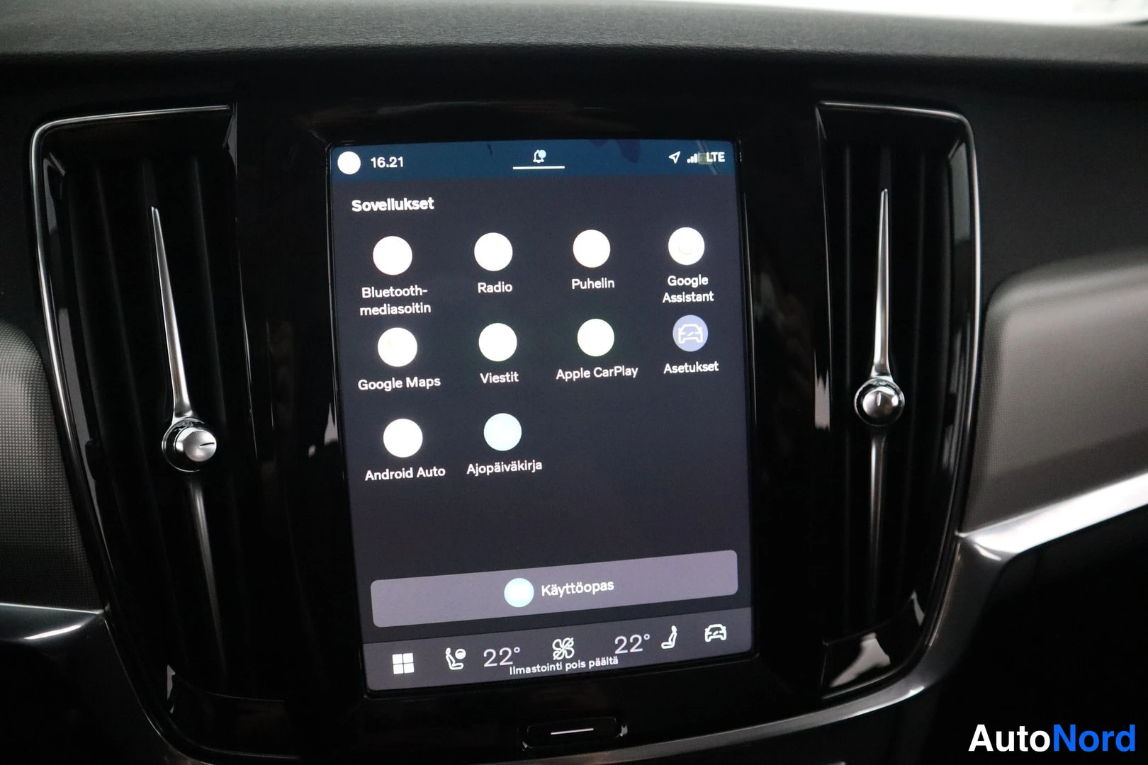 Muu: Kosketusnäytön Sovellukset-valikko, jossa mm. Radio, Puhelin, Google Assistant, Apple CarPlay, Android Auto, Google Maps ja Käyttöopas.