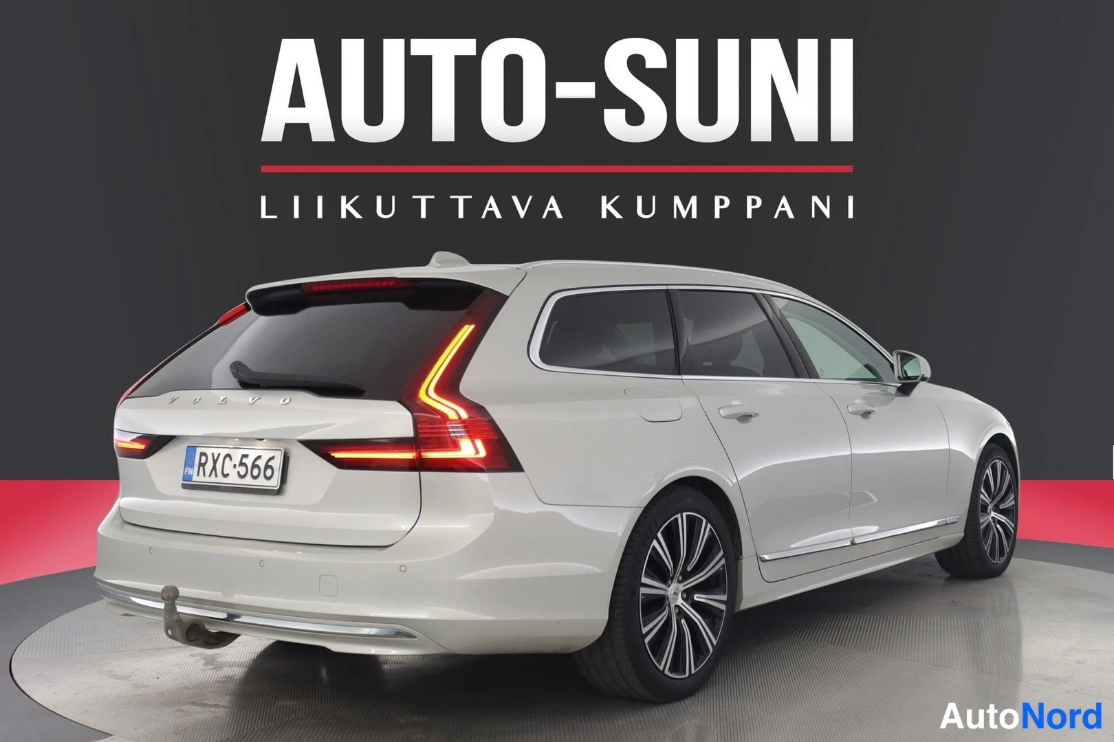 Takaviisto: Valkoinen farmariauto takaa lähempänä kuvakulmassa, rekisteri.