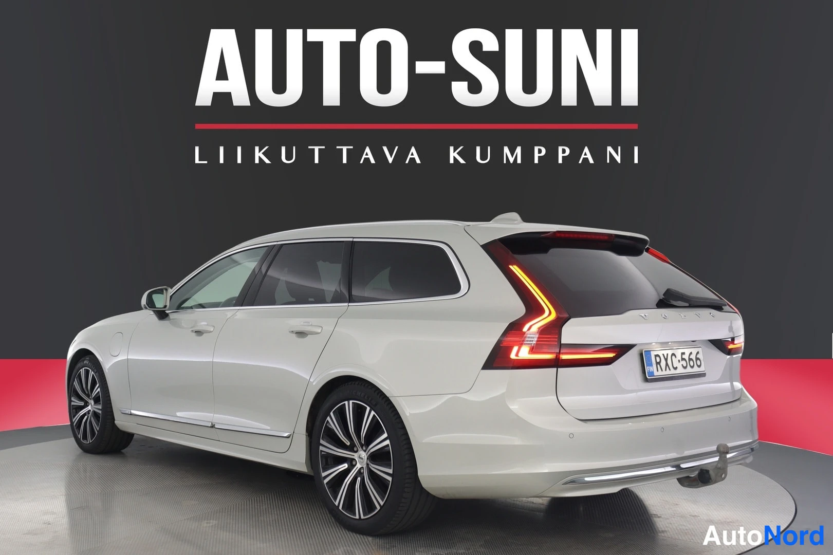 Takaviisto: Valkoinen farmariauto takaa vinosti oikealta kuvakulmassa, rekisteri.