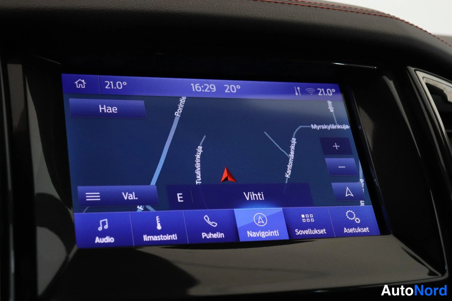 Yksityiskohta: Auton infotainment-näyttö navigointikartalla Vihti-valinnalla ja valikoilla Audio, Ilmastointi, Puhelin, Navigointi, Sovellukset, Asetukset.