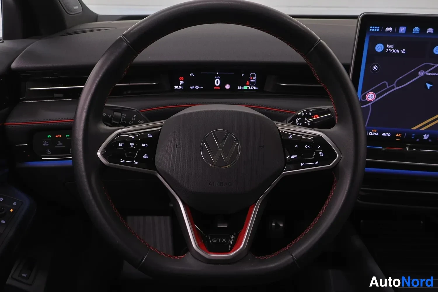 Muu: Näyttö: Volkswagen-ohjauspyörä lähikuvassa, alareunassa GTX-merkintä, taustalla kojetaulu.