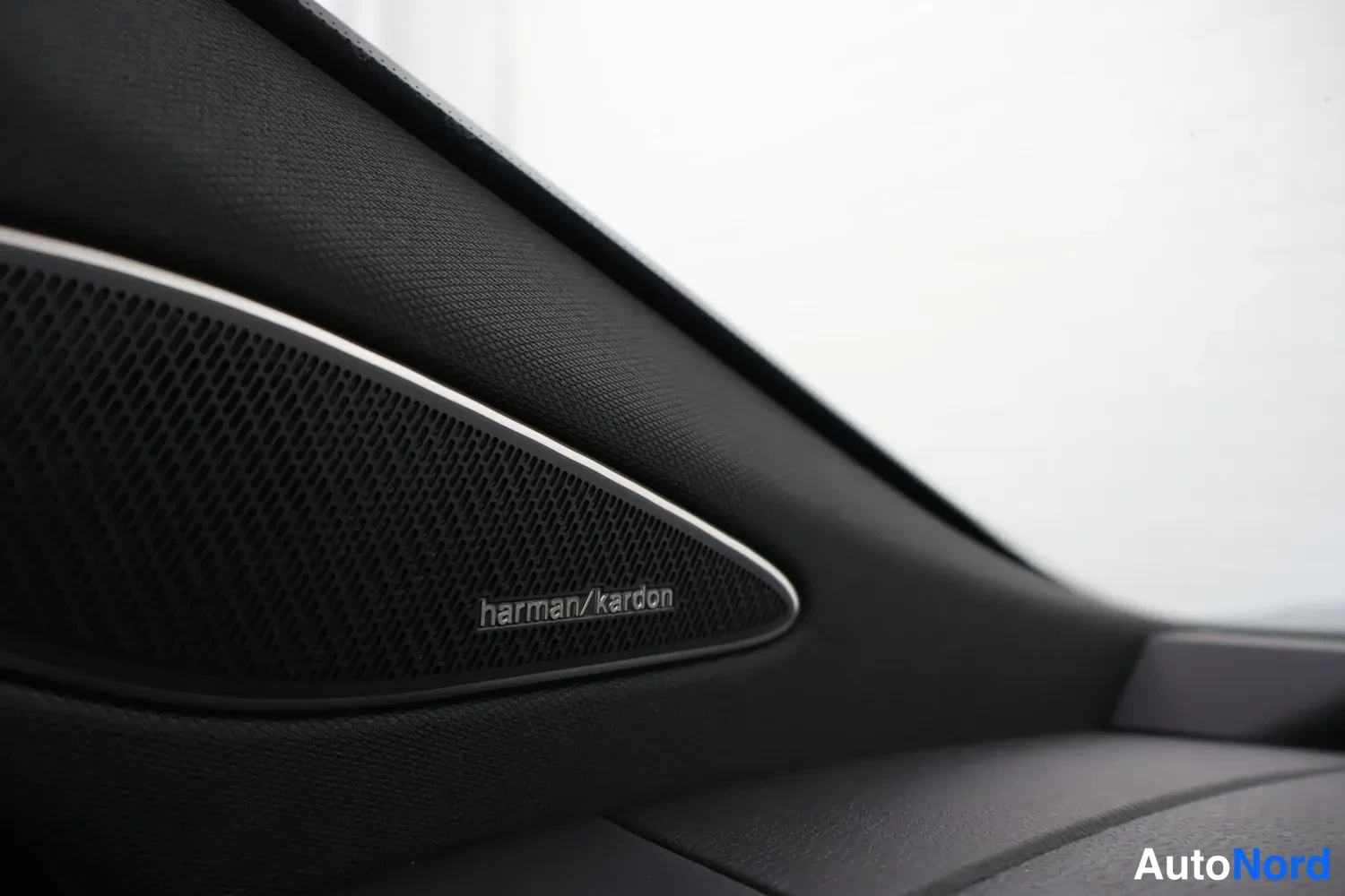 Muu: harman/kardon-merkintä kaiuttimen ritilässä A-pylvään alueella