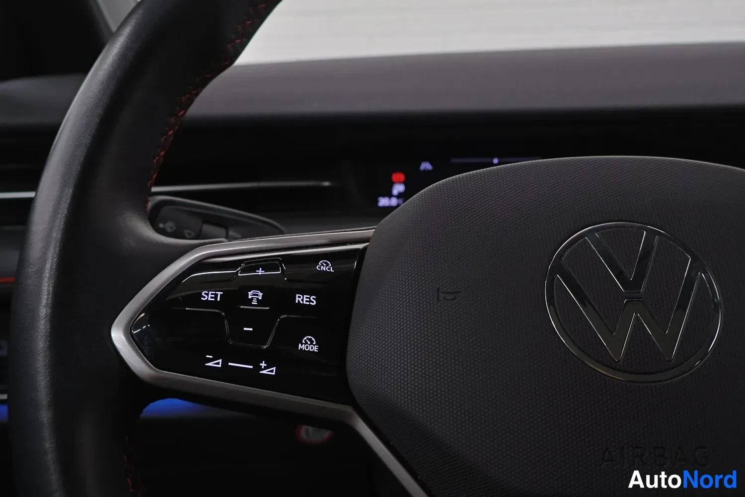 Muu: Volkswagen-ohjauspyörä ja vasen kytkinryhmä näppäimillä SET, RES, CNCL ja MODE