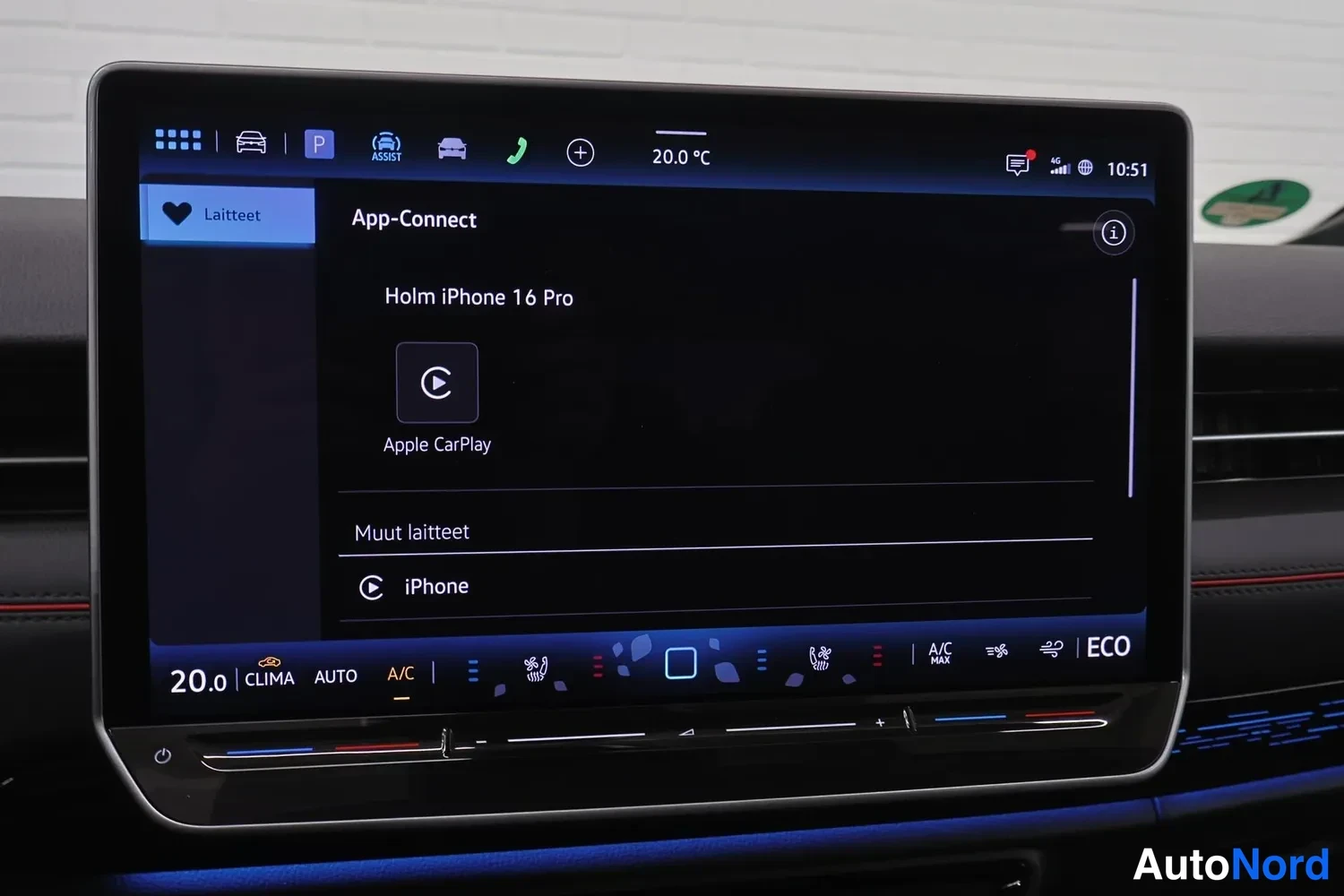 Yksityiskohta: Auton kesknäyttö näyttää App-Connect-valikossa Apple CarPlay -yhteyden iPhonelle.