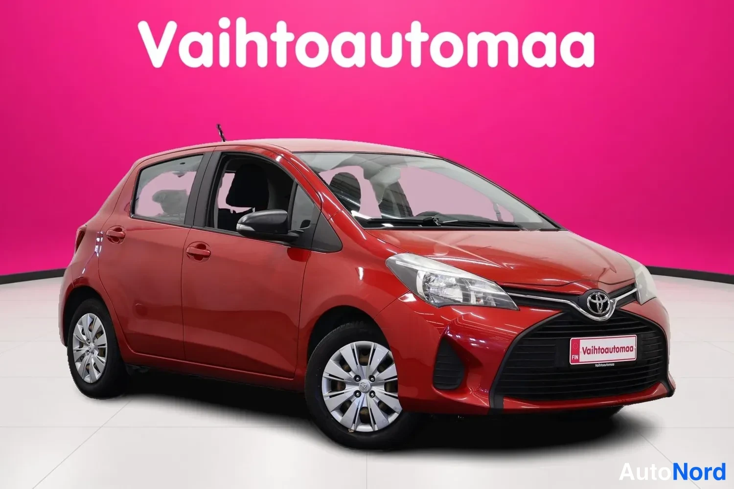 Punainen Toyota Yaris 2016, etuviisto, keula oikealle, kuva 2