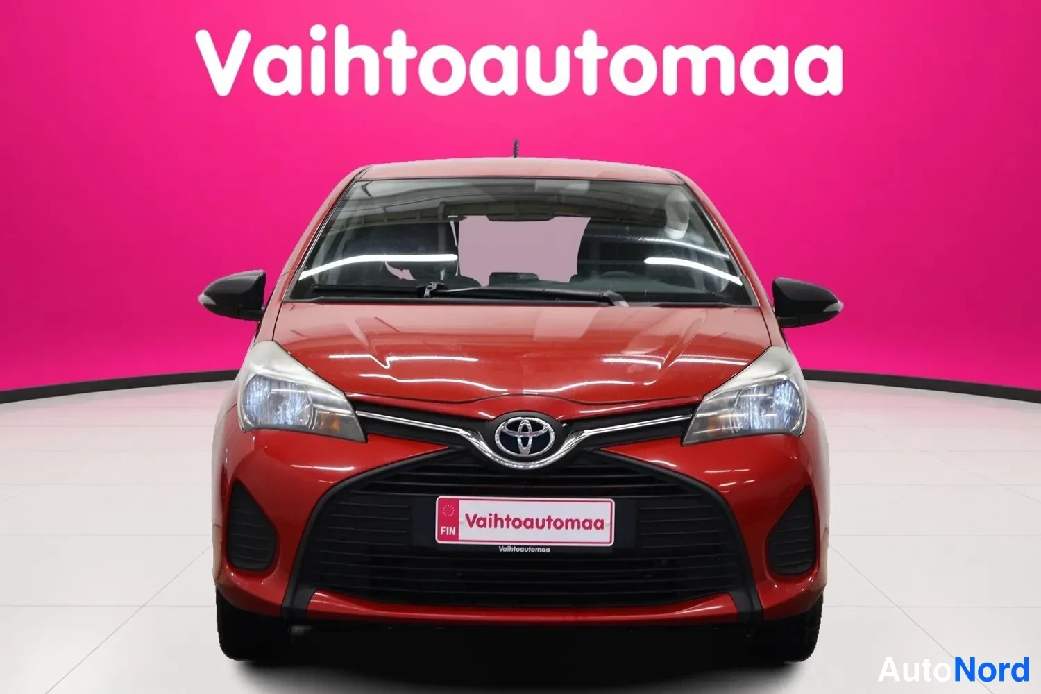 Punainen Toyota Yaris 2016, edestä, kuva 3